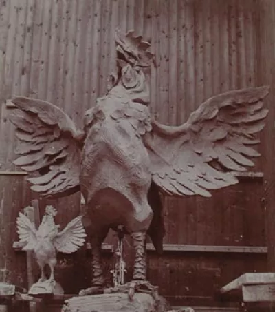 The big cock spread wings.
Plaster, for the 1900 exhibition.
Guillot's workshop.