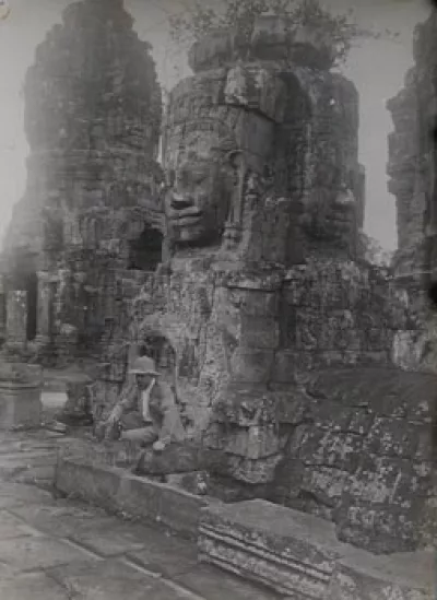 Jouve seated.
Terraces of Bayon d'Angkor Thom, November 1923