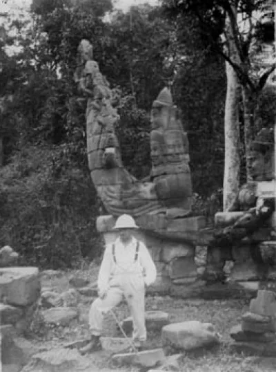 Jouve standing.
Angkor Wat, November 1923.
