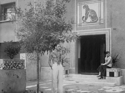 Gaston Suisse in front of the entrance to the Tholonet house.
Bas relief with the panther, above the entrance.
