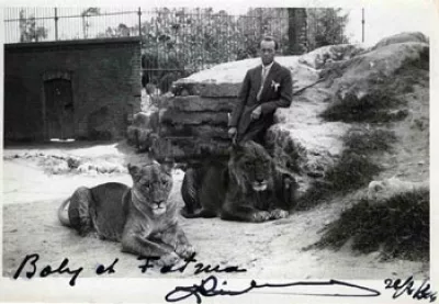 Cairo Zoo, March 1934.
Fatima and Baby two 4 year old Abyssinian lions.
